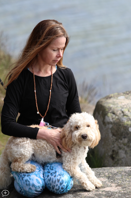 Yogalärare Petra Liljeblad med hunden Zimba